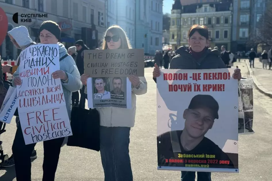 «Чекаємо не квітів - чекаємо своїх»: у Києві відбулася акція на підтримку цивільних полонених - 3