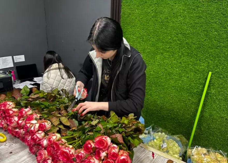 У Києві квітковий ажіотаж: 8 березня кияни масово скуповують букети - 1