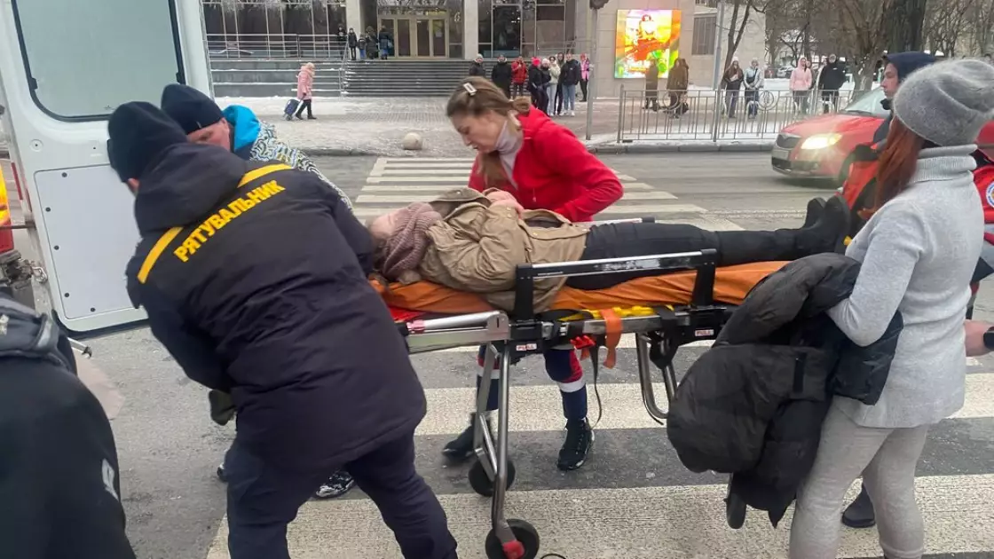 У Києві люди виходять на тонку кригу: на Русанівці кілька осіб ледь не втопилися - 1