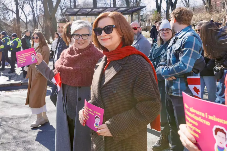 У центрі Києва пройшла акція за права жінок: зібралися тисячі учасниць - 5