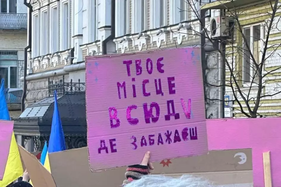 У центрі Києва пройшла акція за права жінок: зібралися тисячі учасниць - 4