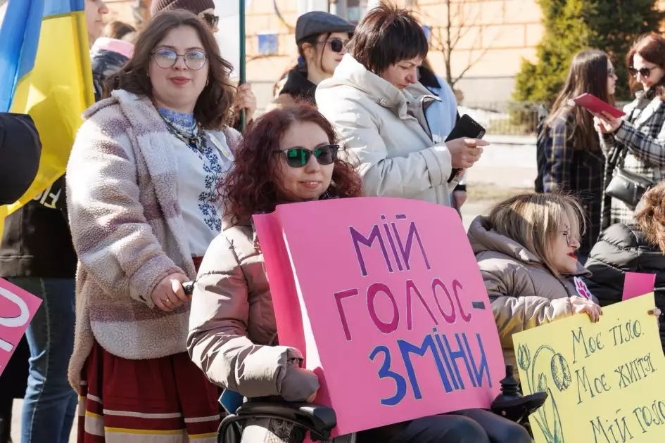 У центрі Києва пройшла акція за права жінок: зібралися тисячі учасниць - 3