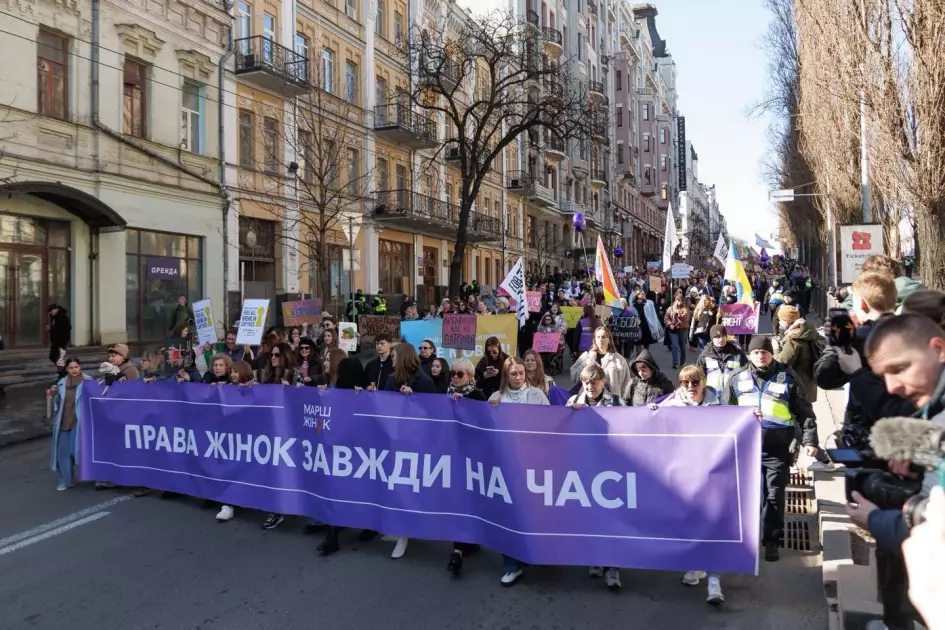 У центрі Києва пройшла акція за права жінок: зібралися тисячі учасниць - 2