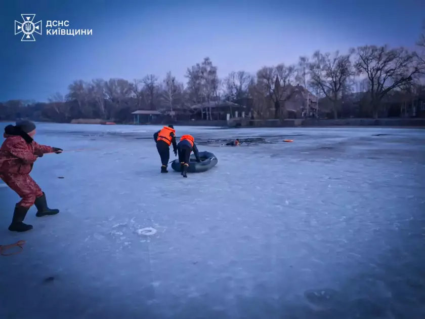 На Київщині чоловік провалився під кригу, рятуючи собаку: обох витягли з річки - 1
