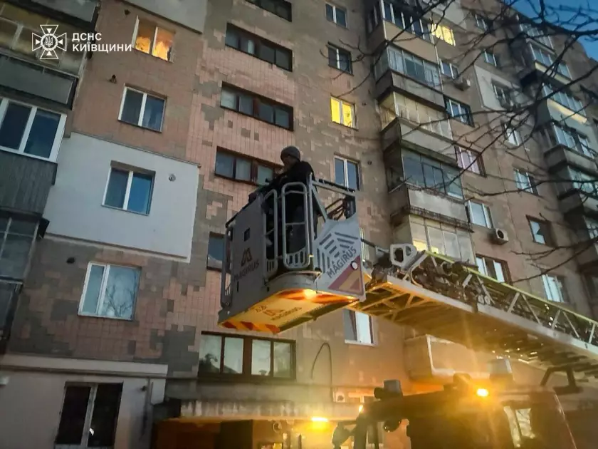 На Київщині рятувальники зняли дитину з балкону 9-го поверху: обійшлося без травм - 2
