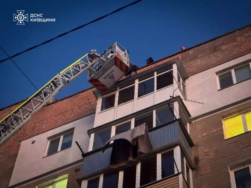 На Київщині рятувальники зняли дитину з балкону 9-го поверху: обійшлося без травм - 1