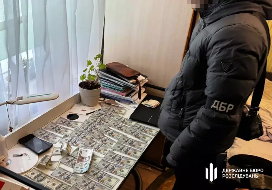 Автомати з фронту на продаж: у Києві викрили військового з двома АК-74 - 1