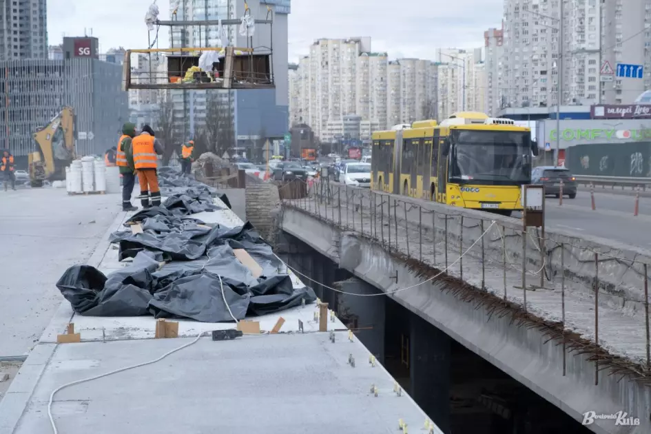 Капітальний ремонт шляхопроводу біля метро «Осокорки»: роботи триватимуть до серпня 2026 року - 2