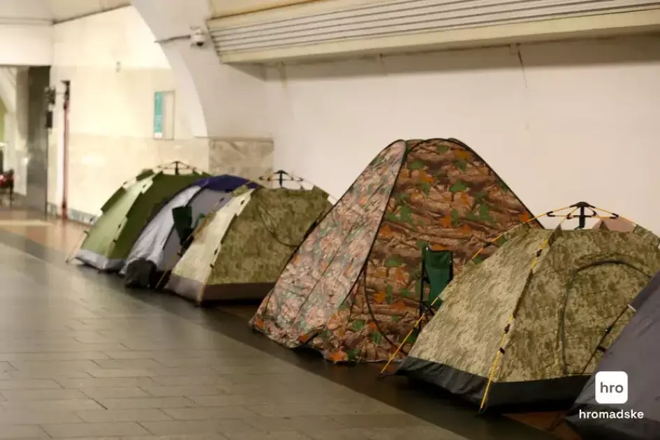 «Тут усі лавки поділені»: як київське метро щоночі стає притулком для сотень людей - 1