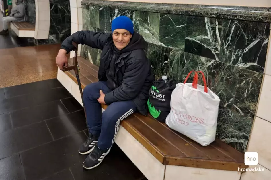 «Тут усі лавки поділені»: як київське метро щоночі стає притулком для сотень людей - 2