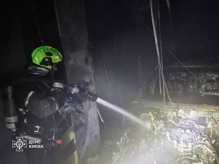 Дим валив з-під землі: у Києві сталася пожежа у підземному паркінгу ЖК - 1