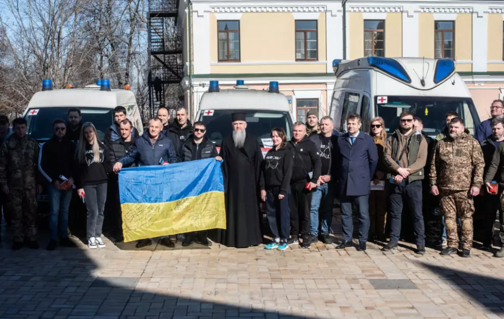 Михайлівський монастир у Києві отримав 24 авто для медевакуації на фронт - 1