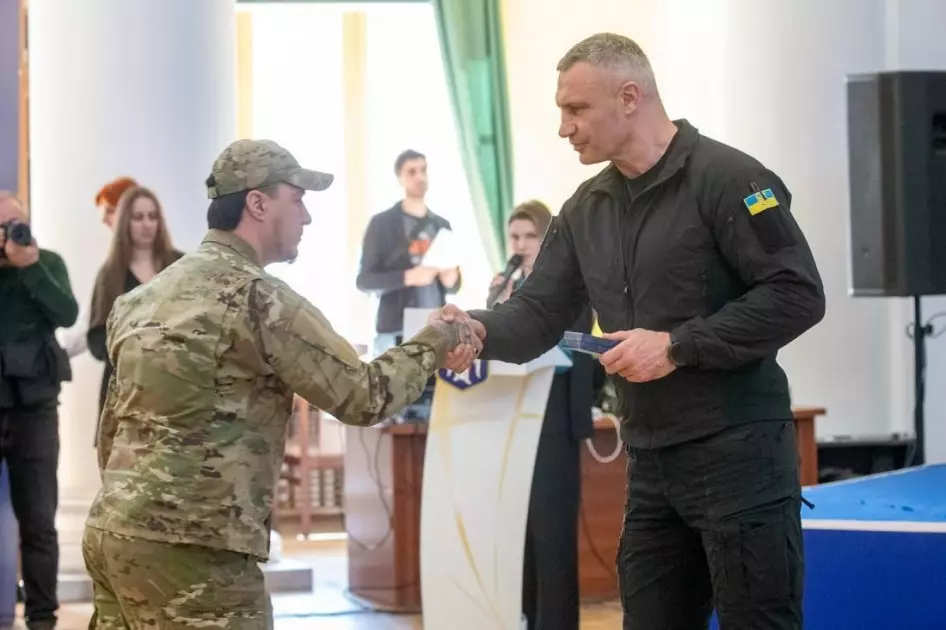 Кличко нагородив столичних добровольців медалями «Честь. Слава. Держава» - 5