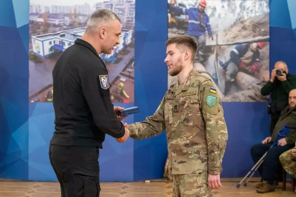 Кличко нагородив столичних добровольців медалями «Честь. Слава. Держава» - 3