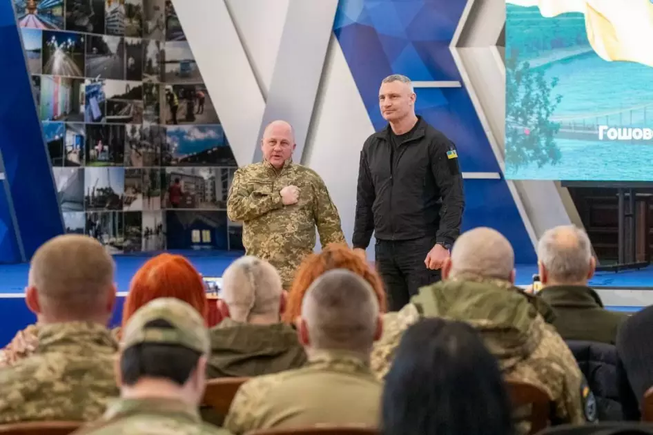Кличко нагородив столичних добровольців медалями «Честь. Слава. Держава» - 1