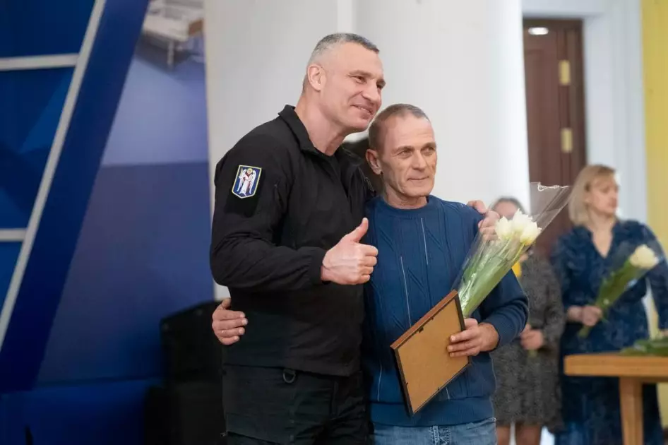 Мер Києва Віталій Кличко відзначив працівників ЖКГ за відновлення світла, води й тепла - 4