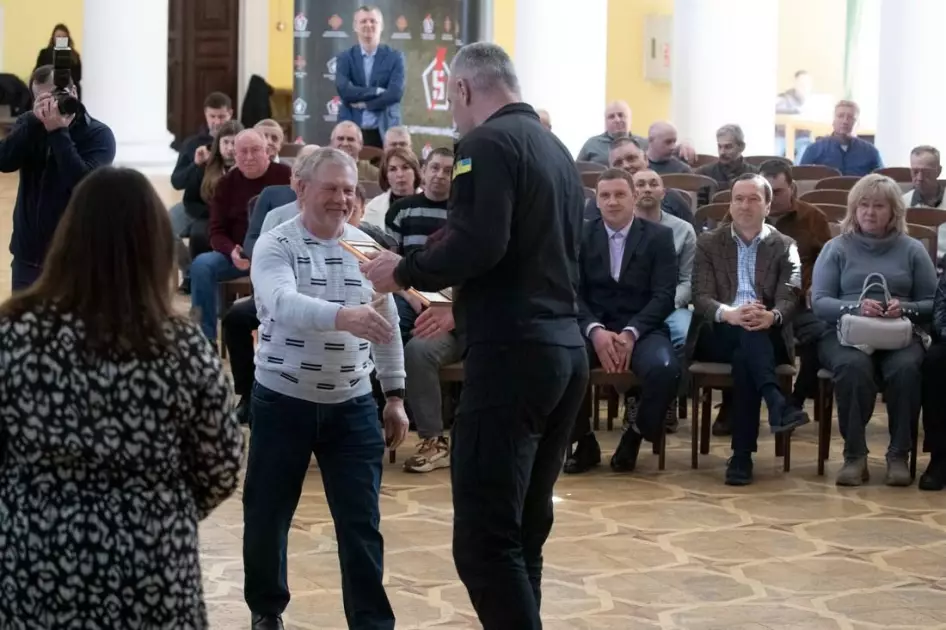 Мер Києва Віталій Кличко відзначив працівників ЖКГ за відновлення світла, води й тепла - 3