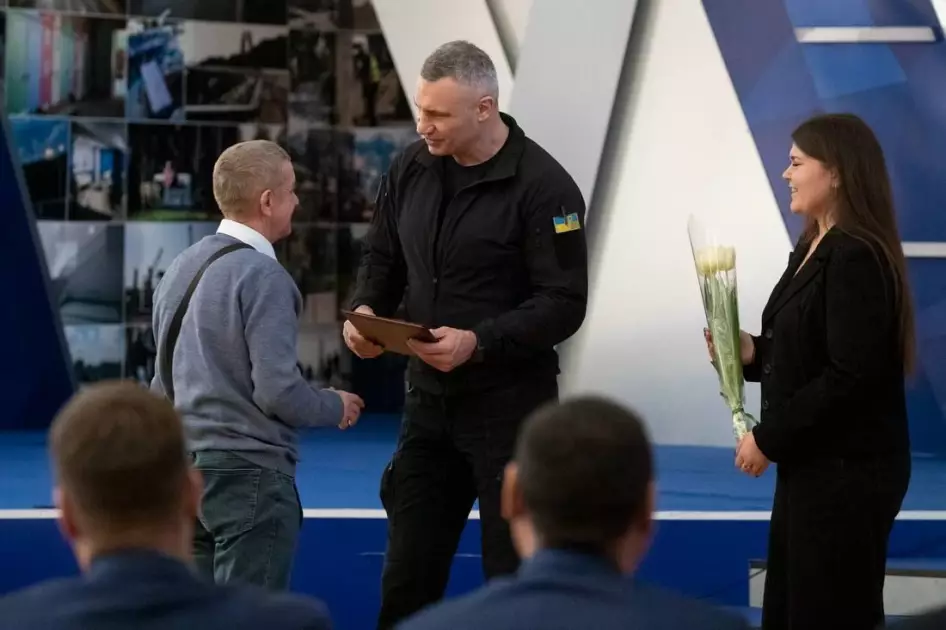 Мер Києва Віталій Кличко відзначив працівників ЖКГ за відновлення світла, води й тепла - 1