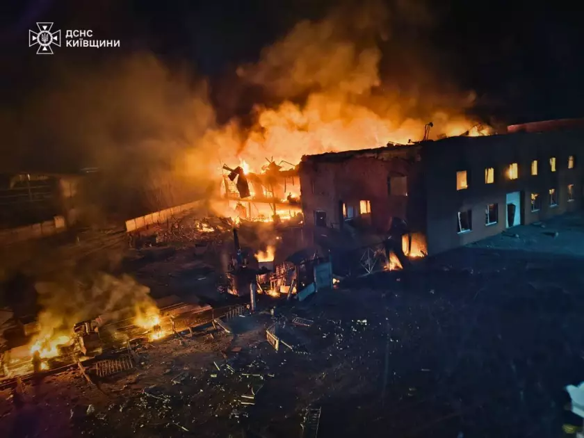 Масована атака на Київщину: є загиблі та поранені, пошкоджені десятки будівель - 1