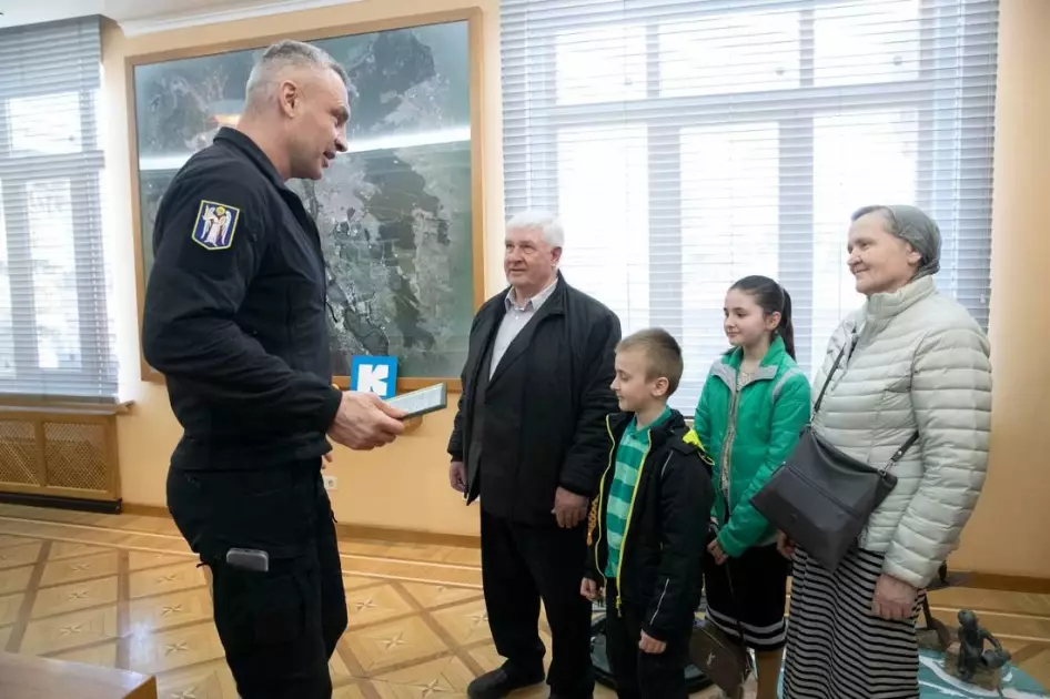 Кличко вручив ордер на квартиру родині з 43 осіб, яка 19 років чекала на житло - 2