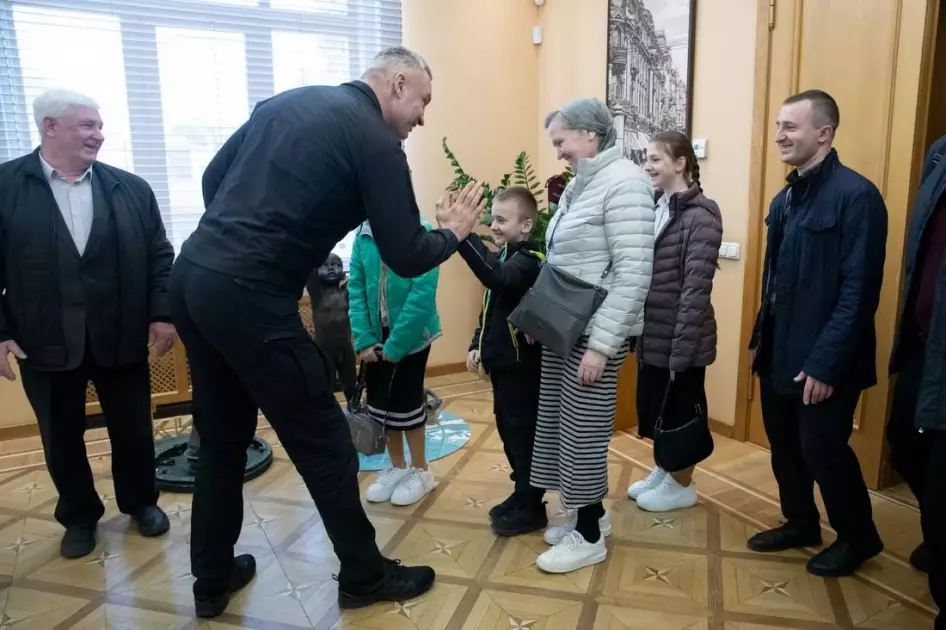 Кличко вручив ордер на квартиру родині з 43 осіб, яка 19 років чекала на житло - 1