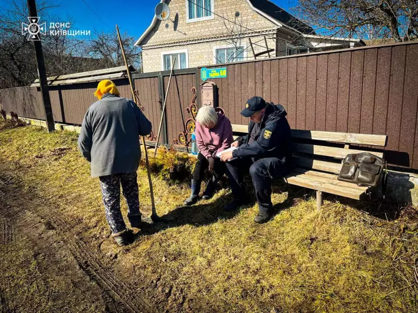 На Київщині подружжя спопелило пів гектара землі та сусідський сарай - 4