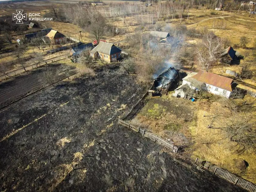 На Київщині подружжя спопелило пів гектара землі та сусідський сарай - 1
