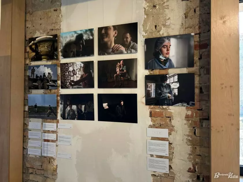 «До світла»: у Києві відкрили фотовиставку Ліберових про героїзм енергетиків та рятувальників цієї зими - 8