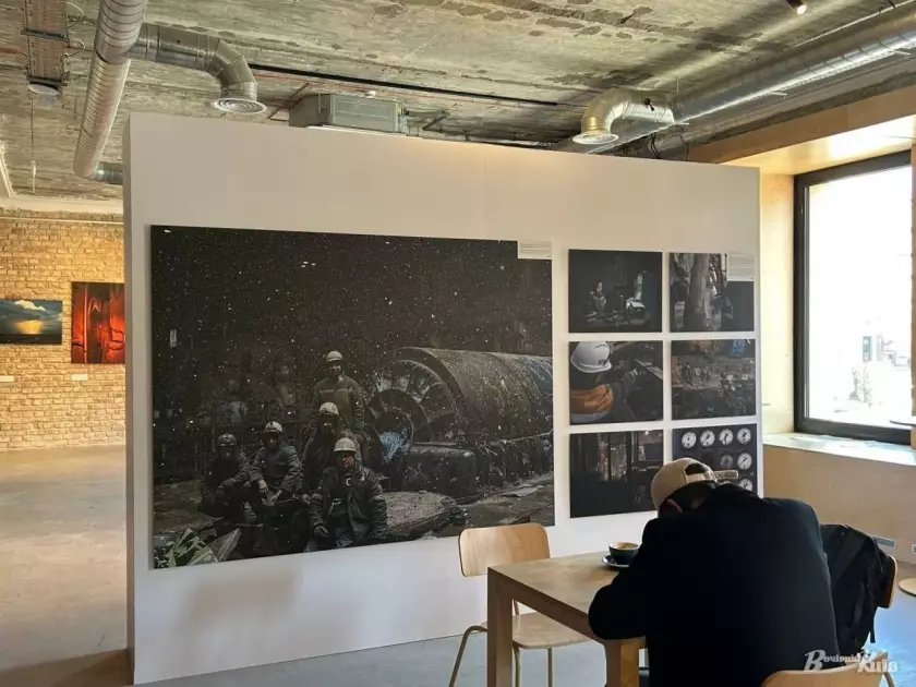 «До світла»: у Києві відкрили фотовиставку Ліберових про героїзм енергетиків та рятувальників цієї зими - 7