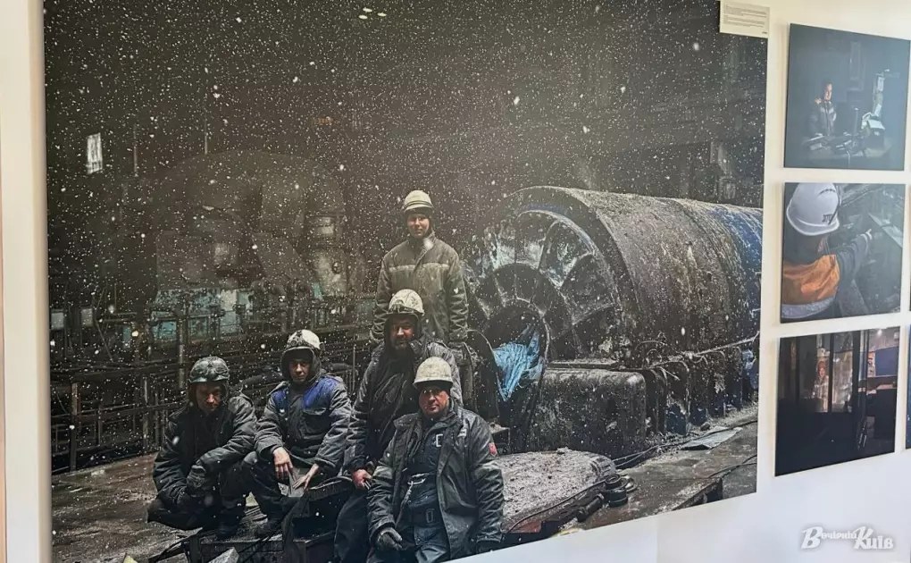 «До світла»: у Києві відкрили фотовиставку Ліберових про героїзм енергетиків та рятувальників цієї зими - 1