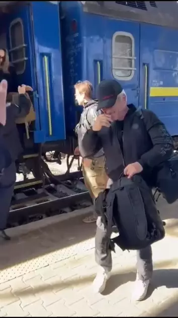 Шон Пенн обрав Україну замість «Оскара»: актор прибув до Києва потягом і зустрівся з Зеленським - 1
