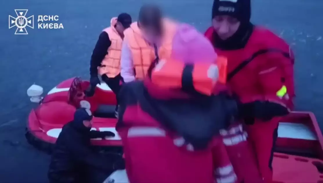 Крижина віднесла від берега: у Києві врятували жінку з дитиною - 2