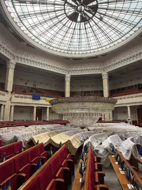 3,5 тонни кришталю над депутатами: у Верховній Раді ремонтують легендарну люстру - 1