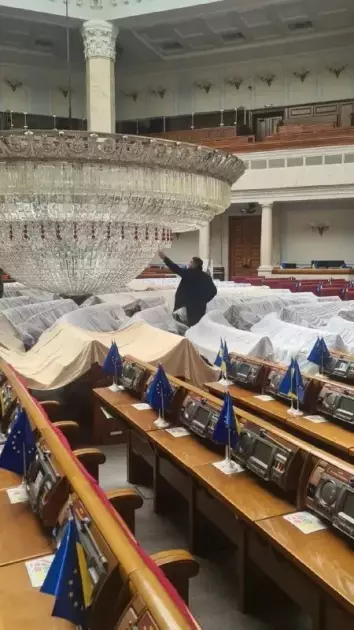 3,5 тонни кришталю над депутатами: у Верховній Раді ремонтують легендарну люстру - 3