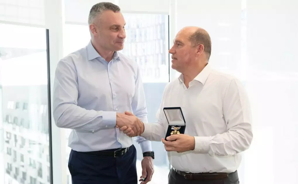 Кличко вручив меру Брюсселя почесну відзнаку за підтримку Києва під час війни - 1