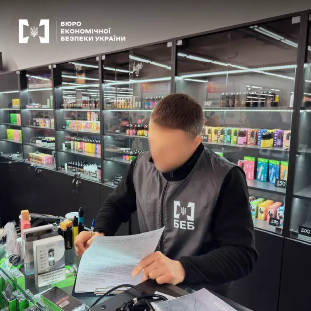 На Київщині БЕБ викрила підпільну мережу контрафактних електронних сигарет на 2 млн грн - 2
