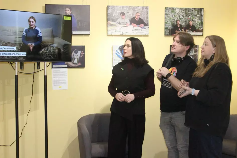 «Оглушлива тиша»: у Вишгороді відкрили фотовиставку про українських військовополонених - 1
