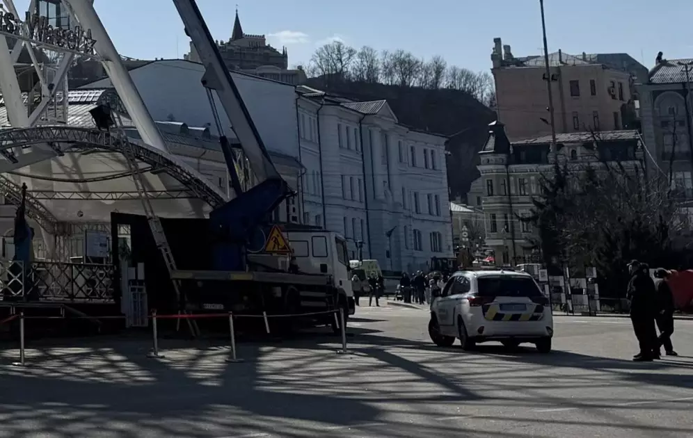 У Києві почали демонтаж аварійного оглядового колеса на Подолі після 8 років самовільного встановлення - 2