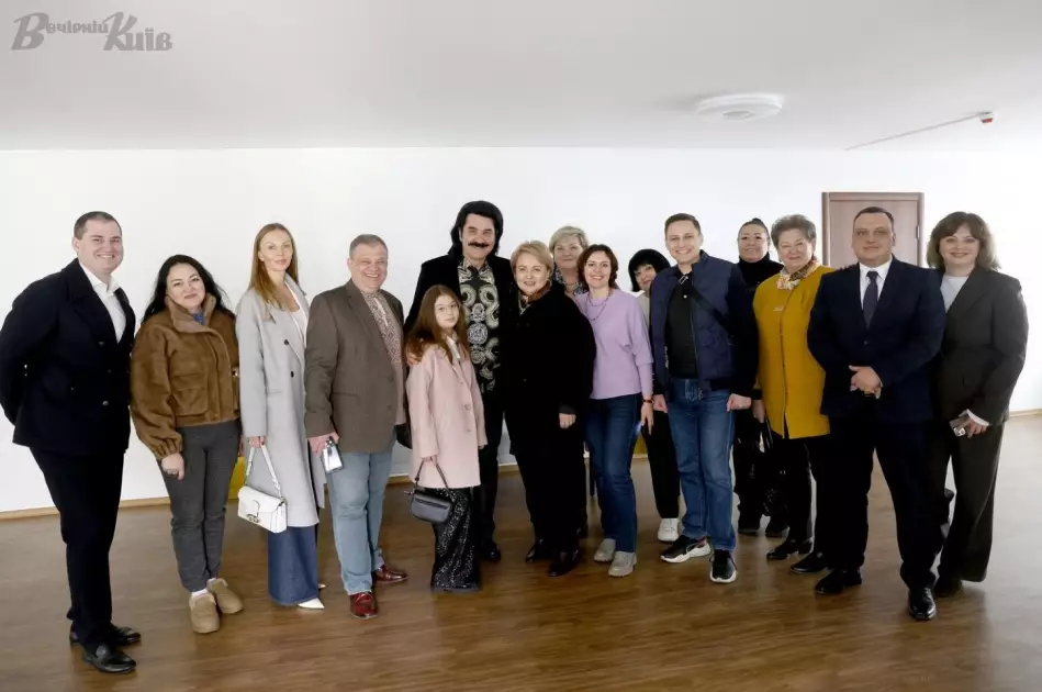Тепла зустріч для переселенців у Києві: Павло Зібров заспівав і поспілкувався з гостями - 7