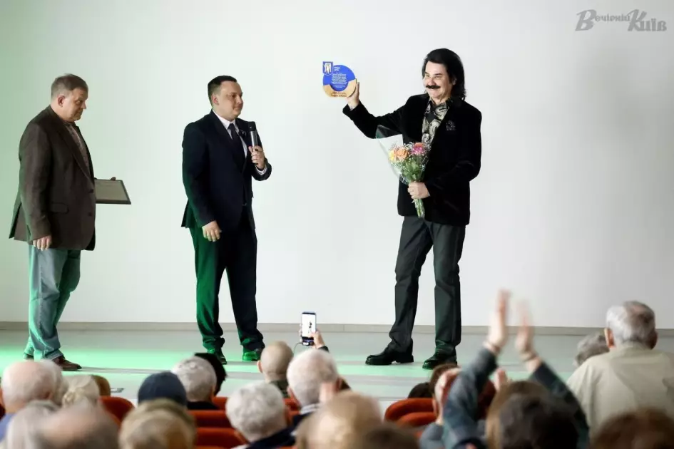 Тепла зустріч для переселенців у Києві: Павло Зібров заспівав і поспілкувався з гостями - 5