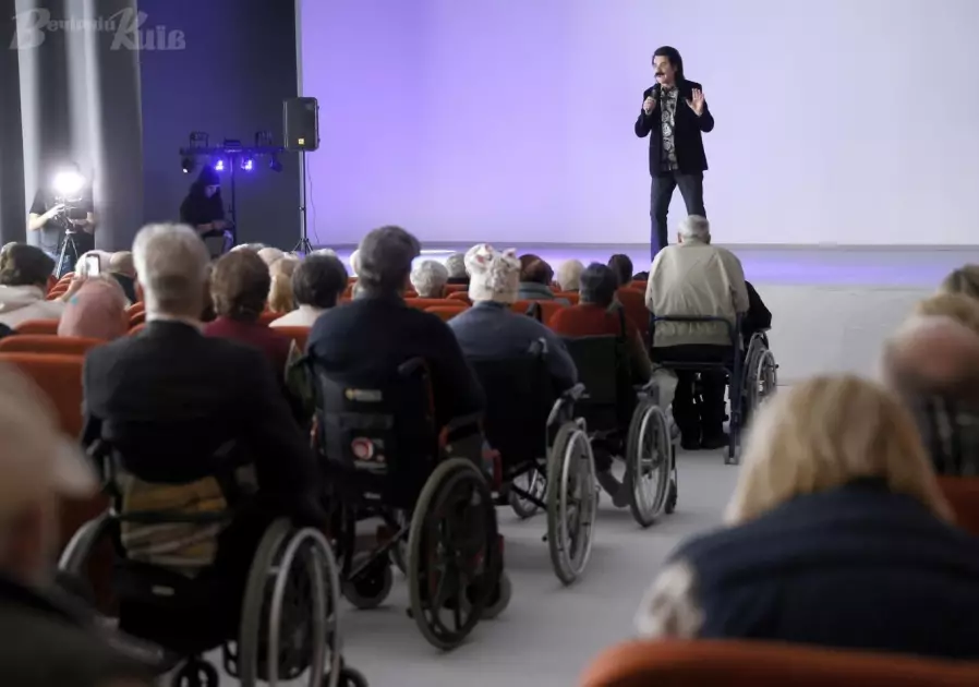 Тепла зустріч для переселенців у Києві: Павло Зібров заспівав і поспілкувався з гостями - 4