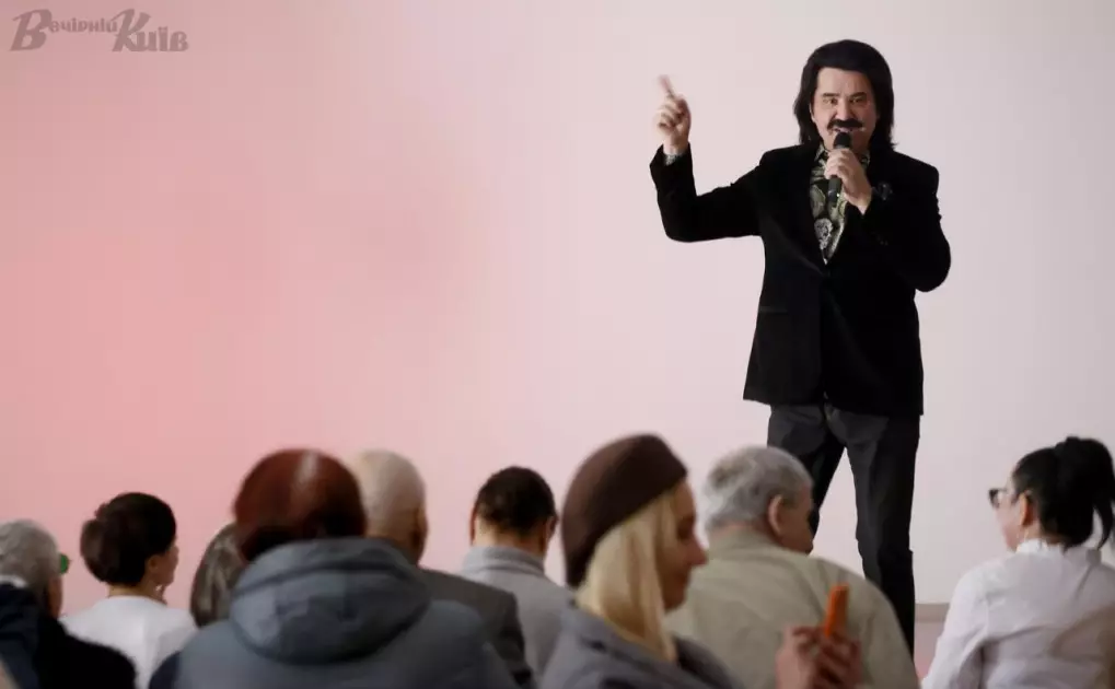 Тепла зустріч для переселенців у Києві: Павло Зібров заспівав і поспілкувався з гостями - 1