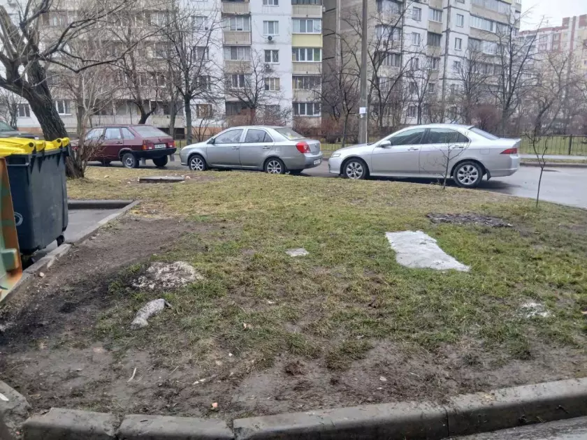 Весняне прибирання Києва: комунальники вже вивозять тонни сміття - 6