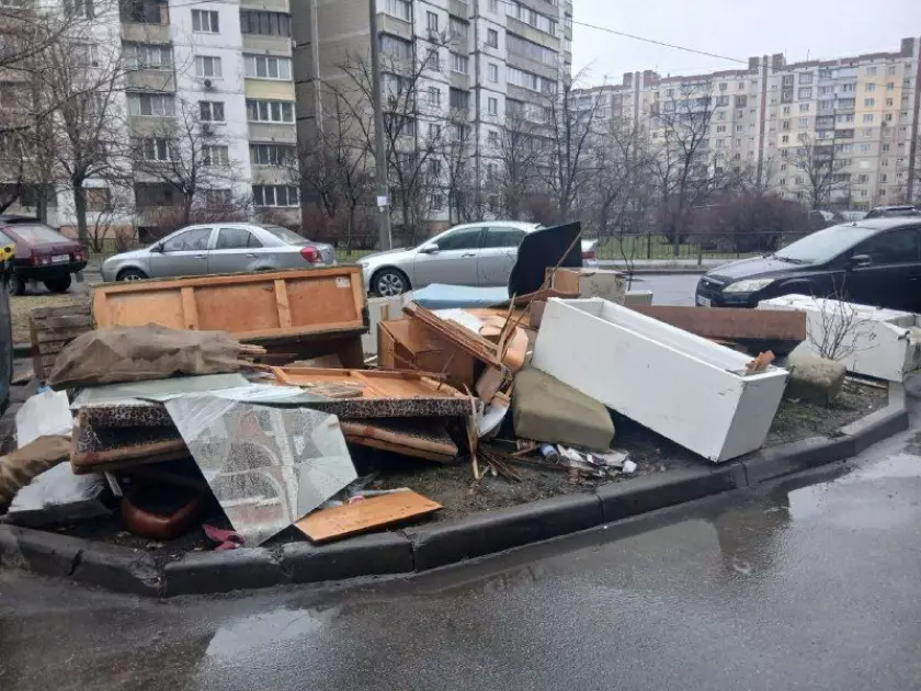 Весняне прибирання Києва: комунальники вже вивозять тонни сміття - 4