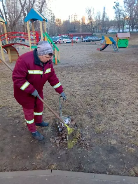 Весняне прибирання Києва: комунальники вже вивозять тонни сміття - 3