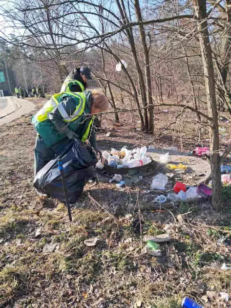 Весняне прибирання Києва: комунальники вже вивозять тонни сміття - 2