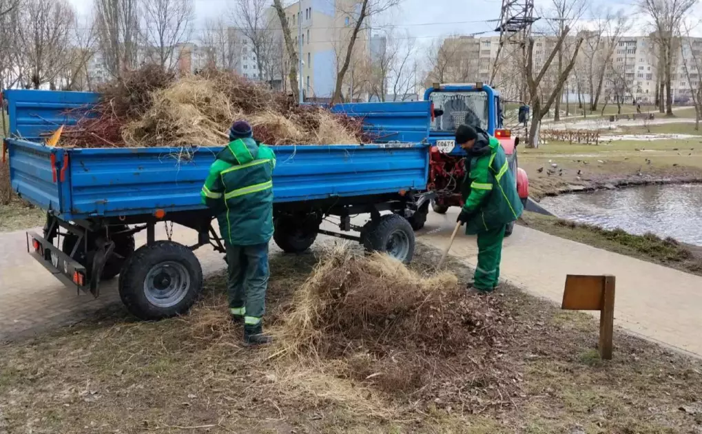 Весняне прибирання Києва: комунальники вже вивозять тонни сміття - 1