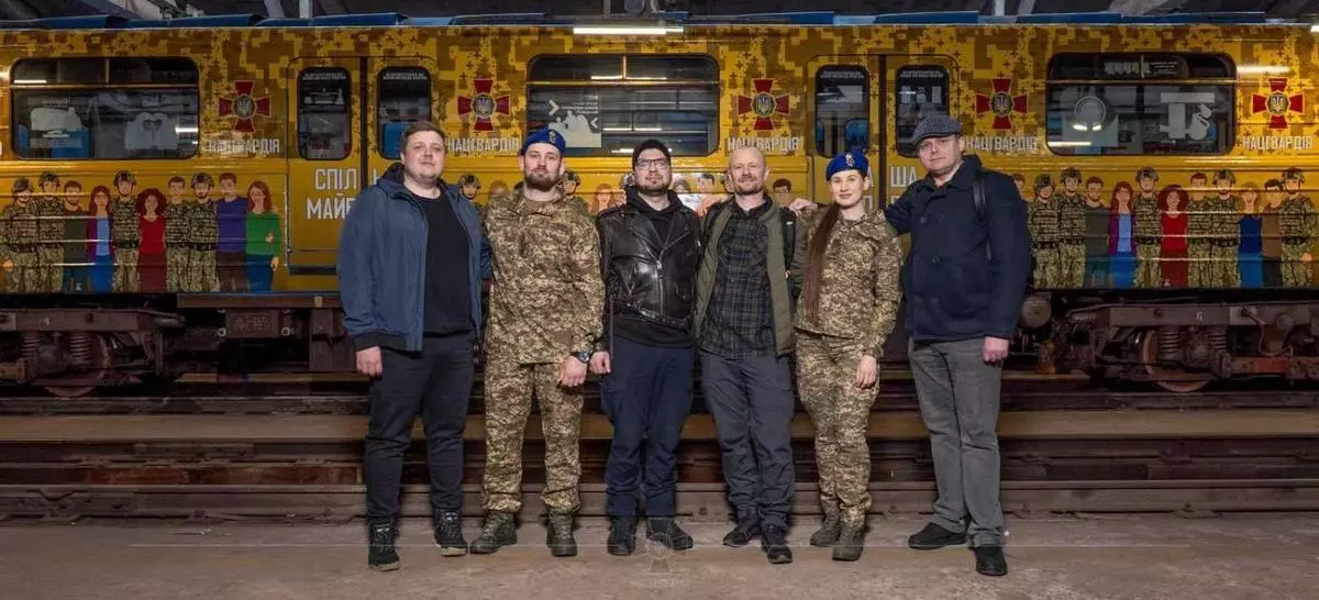 «Гвардія — це ми»: у київському метро запустили вагон про єдність міста і фронту - 2