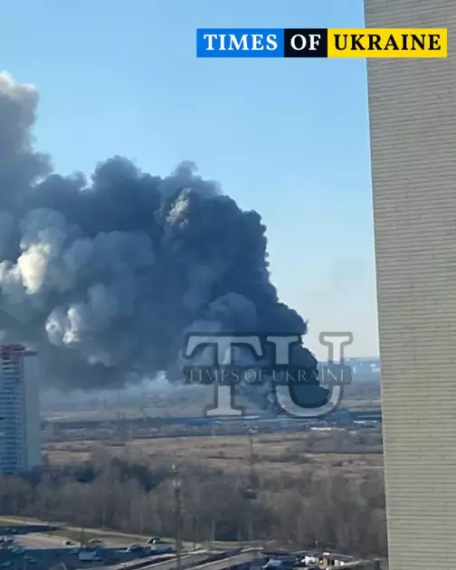 Сильна пожежа на Троєщині: у Києві горить склад — що відомо зараз - 1