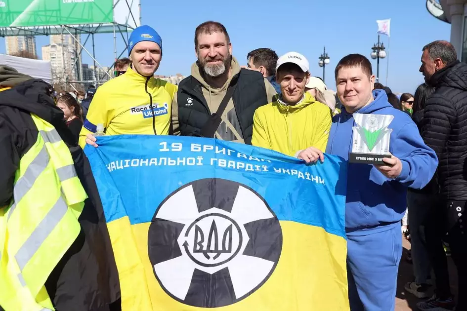 Біг заради перемоги: у Києві відбувся благодійний забіг «Десятка Незламності» - 4